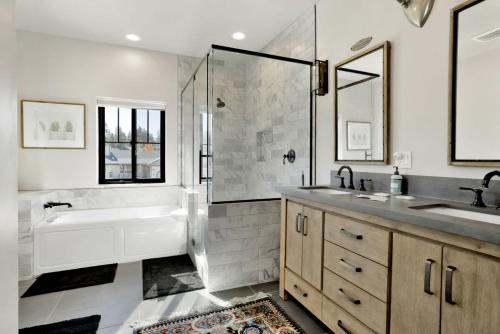 Koupelna v ubytování Golden Bear at Shay Meadows~ Relaxing Equestrian Estate w/ Hot Tub + Foosball