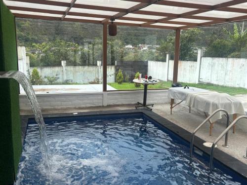 ein Swimmingpool mit Tisch und Springbrunnen in der Unterkunft La Villa de Luci in Juivi