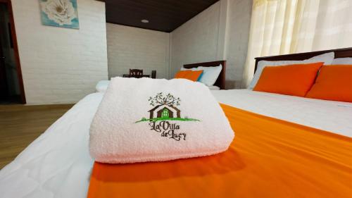ein weißes Handtuch auf dem Bett in der Unterkunft La Villa de Luci in Juivi