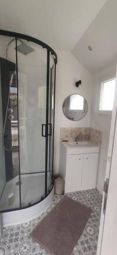 a bathroom with a shower and a sink at Jolie maison à 700 m de la mer in Piriac-sur-Mer