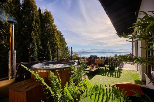 a garden with a hot tub on a balcony at Villa Beskidzka 100 - SAUNA & BALIA z Jacuzzi Widok na góry i jezioro żywieckie in Zarzecze