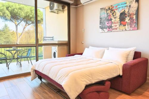 En eller flere senge i et værelse på Appartamento Panoramico 2-4 persone Metro Cornelia