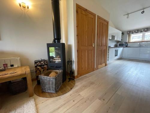 ein Wohnzimmer mit einem Holzofen im Zimmer in der Unterkunft Hopeman Cottages in Hopeman