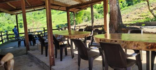 Un restaurante o sitio para comer en Memo's Cabañas