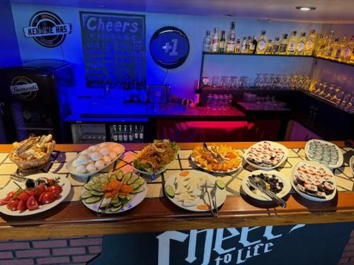 een bar met borden met eten op een tafel bij Cheers Vintage Hostel in Istanbul
