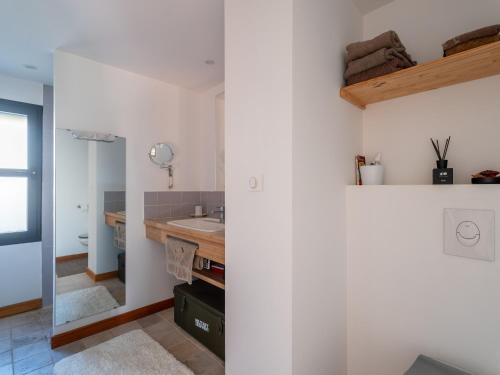 une salle de bain avec un lavabo et un miroir dans l'établissement Maison familiale style loft à Biscarrosse - 10 personnes, piscin - FR-1-319-563, à Biscarrosse