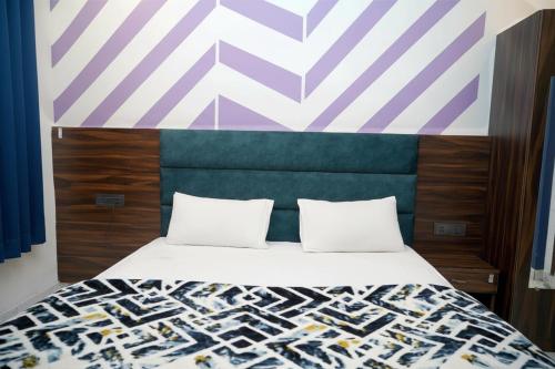 Postel nebo postele na pokoji v ubytování Hotel 7 Chakra In