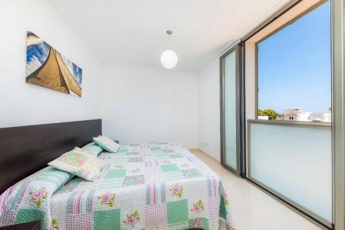 ソン・セッラ・デ・マリーナにあるEnjoy Villa Mexicのベッドと大きな窓のある寝室