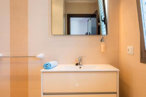 ソン・セッラ・デ・マリーナにあるEnjoy Villa Mexicの洗面台と鏡のあるバスルーム