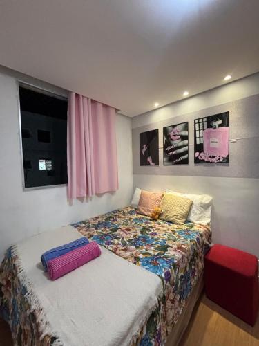 een kleine slaapkamer met een bed en een raam bij Recanto do Sol, 2 quartos, piscina ambiente tranquilo in Recife