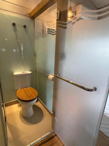 Koupelna v ubytování Between2Waters Chalet rental car offered