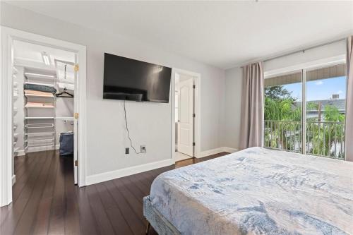 Postel nebo postele na pokoji v ubytování Beach House Paradise - Walk to everything!