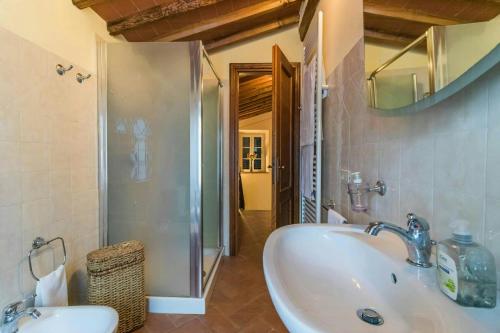 Koupelna v ubytování Charming Stone House Near Lucca And Garfagnana