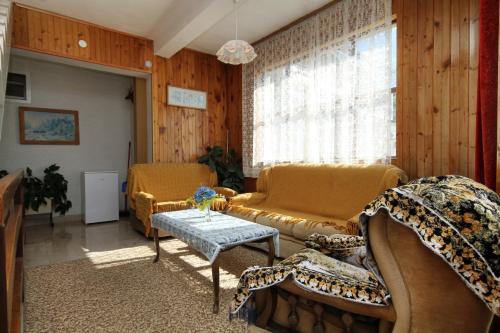 Apartments and rooms with parking space Makarska - 9128