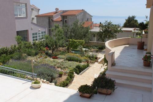 Apartments with a parking space Makarska - 6667