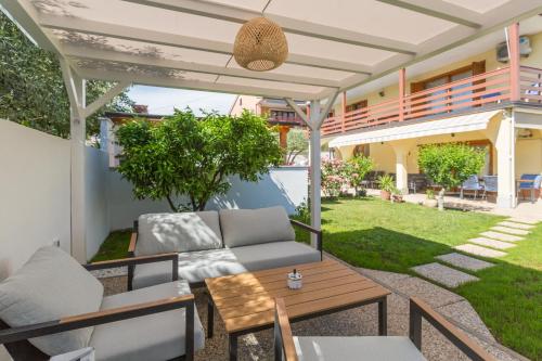 Family-friendly apartments with swimming pool Novigrad - 11242