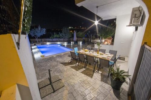 Family friendly apartments with a swimming pool Split - 14203