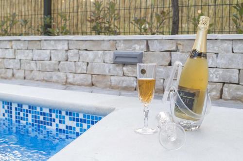 Family friendly apartments with a swimming pool Split - 14203