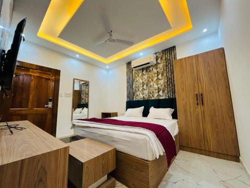 een slaapkamer met een groot bed in een kamer bij Hr Palace in Varanasi