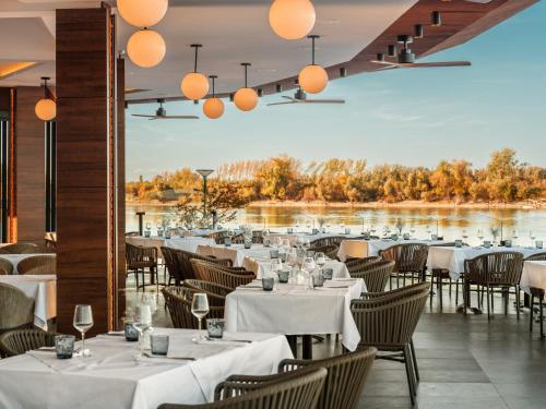 Tầm nhìn suối chảy gần khách sạn