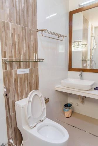 ein weißes Badezimmer mit Toilette und Waschbecken in der Unterkunft Oceanvine in Mahibadhoo