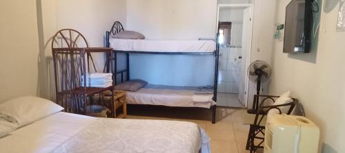 ein Schlafzimmer mit zwei Etagenbetten in einem Zimmer in der Unterkunft Villa Naylamp Loft 2 familiar playa pocitas in Máncora