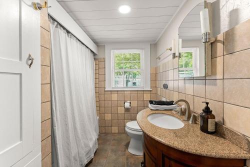 ダロネガにあるDahlonega Inn on Mainの洗面台とトイレ付きのバスルーム