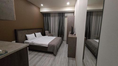 Una cama o camas en una habitación de Armeni Apart Hotel