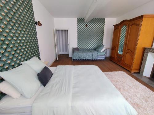 Ένα ή περισσότερα κρεβάτια σε δωμάτιο στο Gite cozy, Parc naturel du Morvan