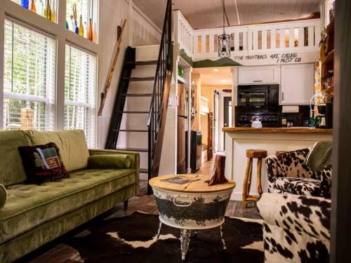 un salon avec un canapé et une table dans l'établissement 3 Homes on Blueberry Farm - Waterfall, Game Room, à Mentone