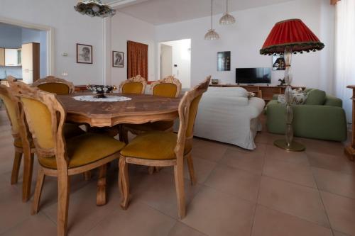 een eetkamer met een tafel, stoelen en een bank bij San Lorenzo by the sea in Augusta