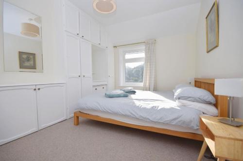 Postel nebo postele na pokoji v ubytování Leaview, Midhurst