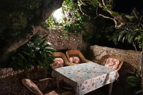 une table et des chaises en osier avec une table et une boîte dans l'établissement Apartments by the sea Cavtat, Dubrovnik - 24545, à Cavtat