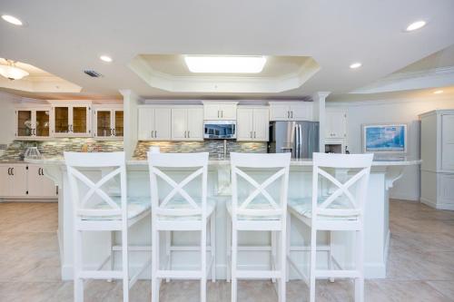 Η κουζίνα ή μικρή κουζίνα στο Phoenix on the Bay 1201 condo