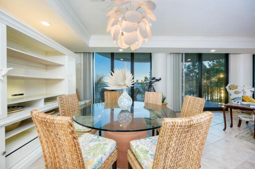 Χώρος καθιστικού στο Phoenix on the Bay 1201 condo