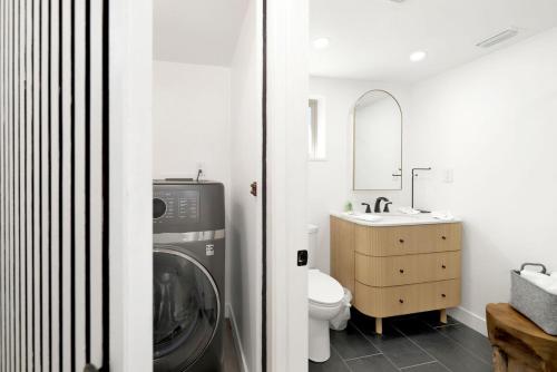 ein Badezimmer mit Waschmaschine und Waschbecken in der Unterkunft Vista Pines at Big Bear Lake– Your Ultimate Mountain Escape in Big Bear Lake