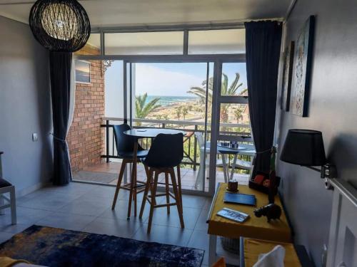ein Wohnzimmer mit Blick auf das Meer in der Unterkunft Brookes Hill Suites Bay Watch in Summerstrand