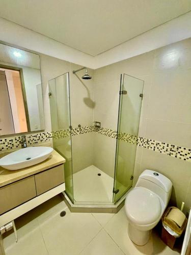 une salle de bains avec douche, toilettes et lavabo dans l'établissement Apartamento Tres habitaciones frente al mar, à Estación El Salto