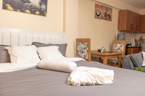 Giường trong phòng chung tại JAS Stays