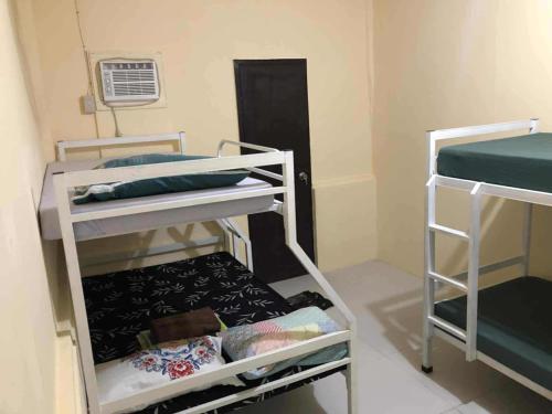 سرير بطابقين أو أسرّة بطابقين في غرفة في Cabugao guest house