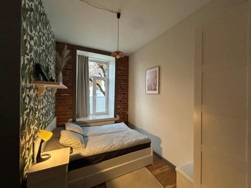 een kleine kamer met een bed en een raam bij Apartment Kopli 78 in Tallinn
