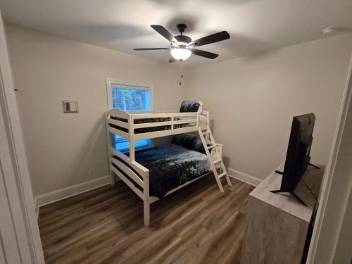 1 dormitorio con litera y ventilador de techo en Seabreeze Pines, en Crawfordville