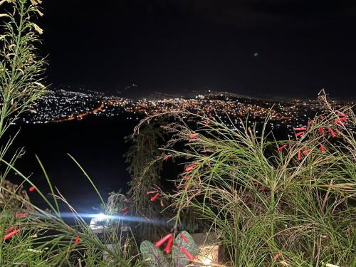 ein Blick auf eine Stadt bei Nacht in der Unterkunft The Crest Apartment in Kigali