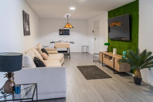 TV a/nebo společenská místnost v ubytování Chill House, luxury villa with jacuzzi and private swimming pool