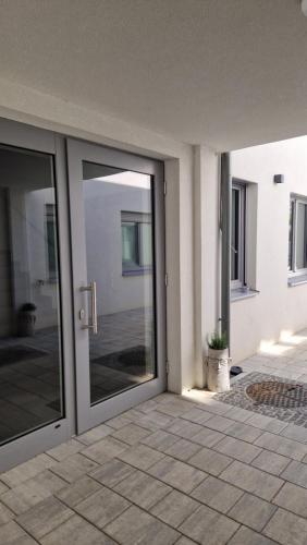 ブライテンブルンにあるAppartements Stadlerの引き戸付き建物の入口