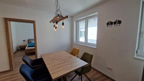 ブライテンブルンにあるAppartements Stadlerのテーブルと椅子と窓のあるダイニングルーム