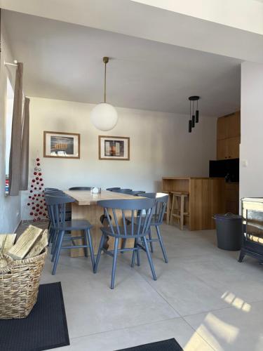 ヤノフ・ナト・ニソウにあるVila Hraničnáのダイニングルーム(青い椅子、テーブル付)