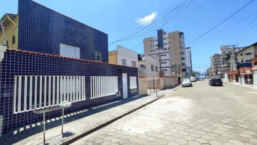 a street with a gate on the side of a building at Apartamento no Centro de Mongaguá, perto da praia! in Mongaguá