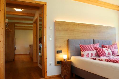 une chambre avec un grand lit avec des oreillers roses dans l'établissement Ferienwohnung Holzfäller, à Vorderfalkau