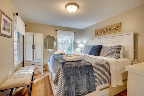 Postel nebo postele na pokoji v ubytování Less Than 1 Mi to Dtwn Ogunquit! Coastal Family Retreat